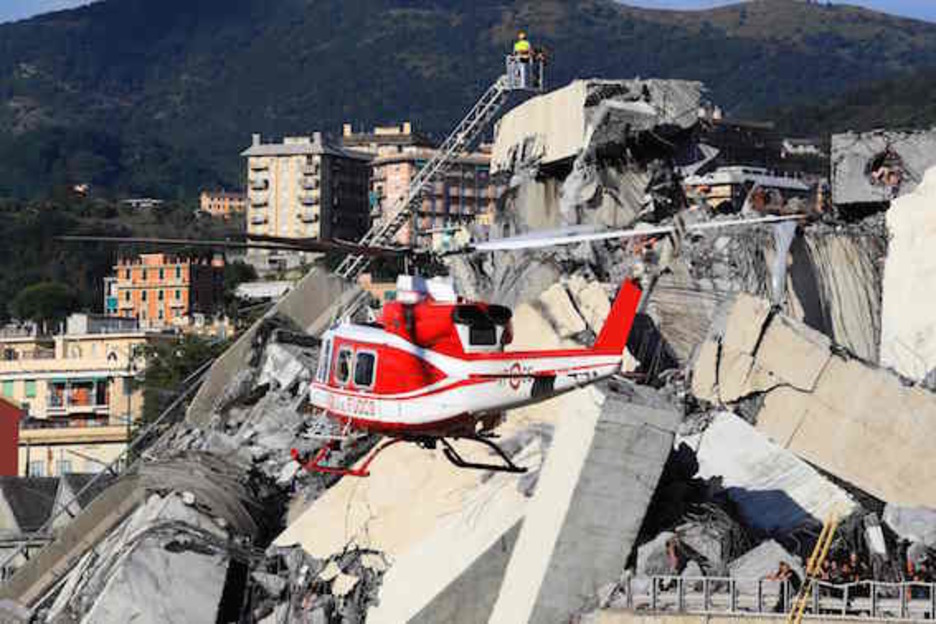 Un helicóptero de los equipos de rescate sobrevuela la zona. (Valery HACHE/AFP)