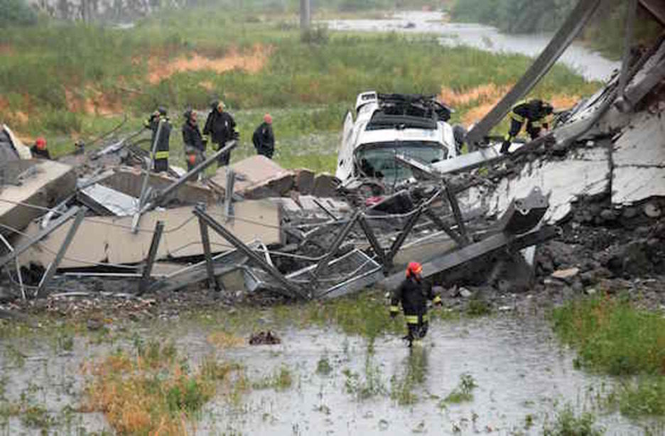Los escombros del viaducto, mezlcados con los restos de los vehículos. (Andrea LEONI/AFP)