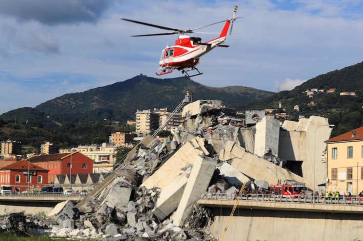 Un helicóptero de los equipos de rescate sobrevuela la zona del derrumbe. (Valery HACHE/AFP)