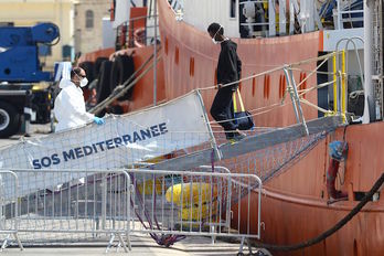 Uno de los inmigrantes desciende del Aquarius. (MATTHEW MIRABELLI / AFP)