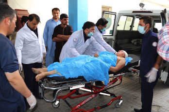 Uno de los heridos en el atentado de Kabul llega a un centro médico. (AFP)