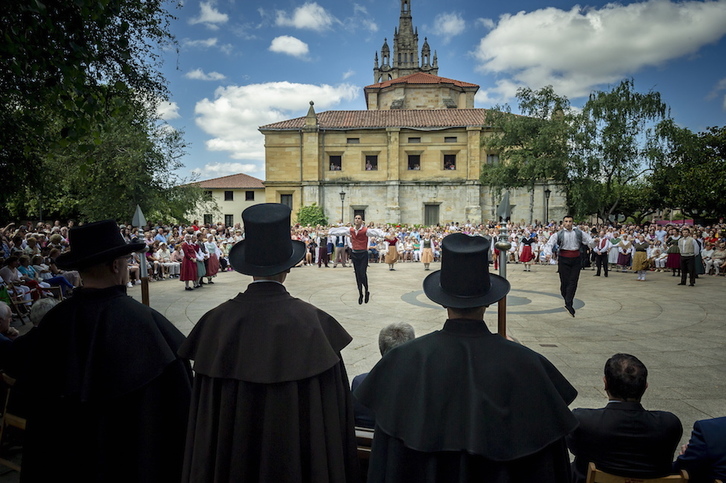 El tradicional baile en el exterior de la basílica de Begoña. (Jaizki FONTANEDA / FOKU)