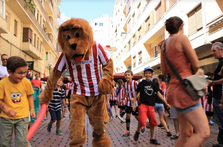 Encierros infantiles con «leones del Athletic».