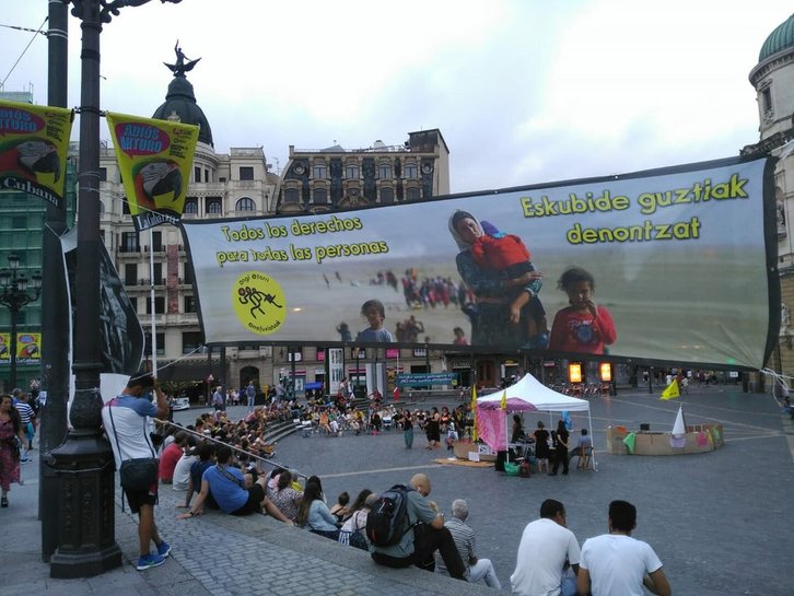 Asamblea informativa para informar sobre la acogida a migrantes. (@errefuxiatuakB)