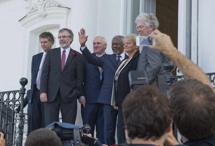 Annan, junto al resto de firmantes de la Declaración de Aiete. (Andoni CANELLADA/FOKU)