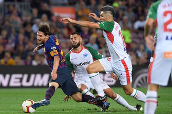 Messi ha hecho inútil el trabajo defensivo del Alavés. (Lluis GENÉ / AFP)