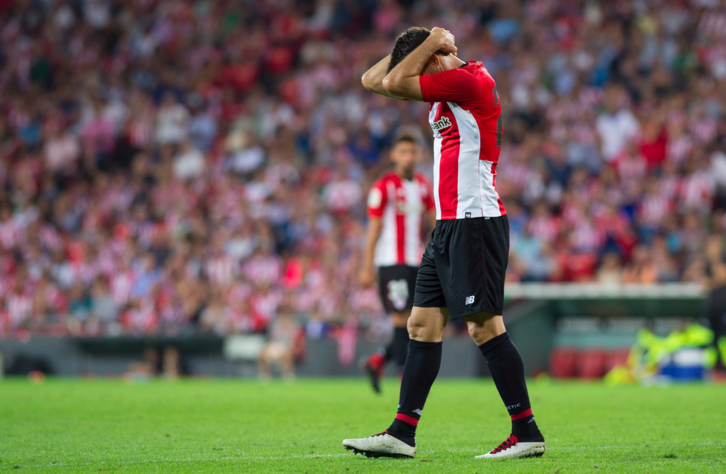 Aduriz cayó lesionado tras rematar un cabezazo que sacó Cuéllar con apuros. (Monika DEL VALLE / FOKU)