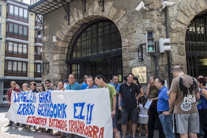 La concentración de denuncia ha tenido lugar en el exterior de la estación de Atxuri. (Marisol RAMIREZ/FOKU)