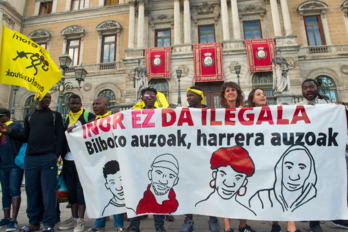 Protesta ante el Ayuntamiento por la falta de recursos para los migrantes que llegan a Bilbo. (Monika DEL VALLE / FOKU)