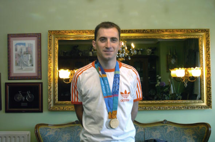 Javier Otxoa, con las medallas conseguidas en los Juegos de Atenas. (Luis JAUREGIALTZO / FOKU)