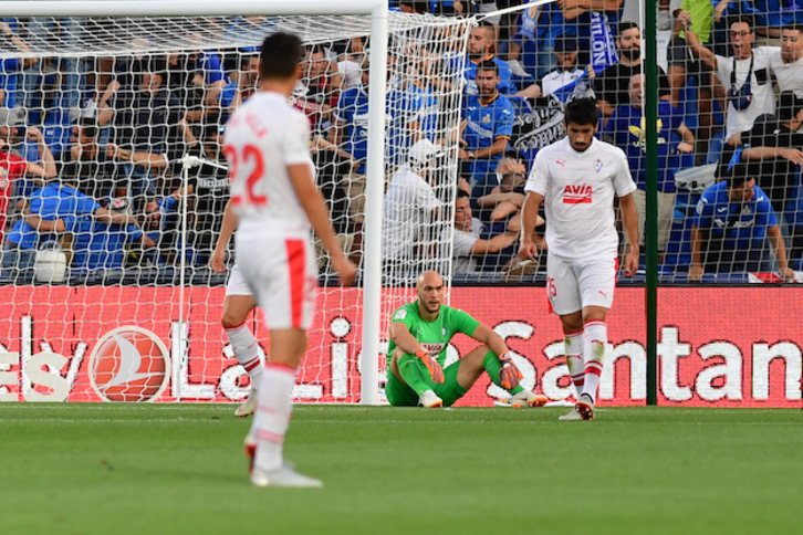 Los jugadores del Eibar, cabizbajos tras encajar el primer gol en Getafe. (LA OTRA FOTO)