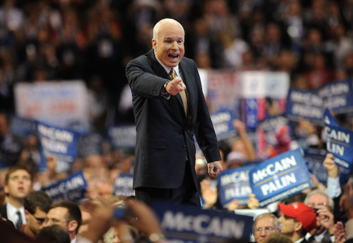 John McCain, en la convención republicana de 2008 que certificó su candidatura a la Casa Blanca. (STAN HONDA / AFP)
