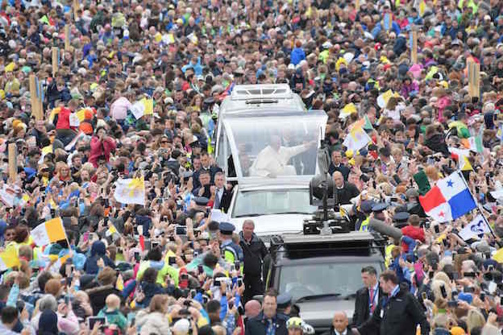 El Papa Francisco saluda desde su vehículo a la multitud reunida en Dublín. ( TIZIANA FABI / AFP)