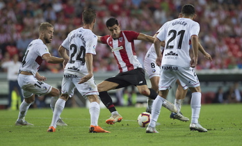 Yuri, en la imagen rodeado de rivales, ha marcado su primer gol con el Athletic. (Marisol RAMÍREZ / FOKU)