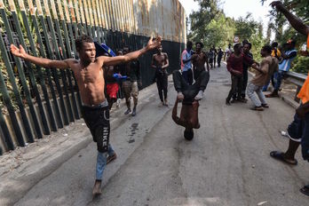 Un grupo de personas celebra haber saltado la valla de Ceuta el pasado 22 de agosto. (Joaquín SÁNCHEZ / AFP)