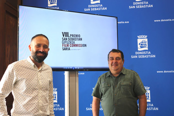 Denis Itxaso y Ernesto Gasco, durante la presentación del  Premio Donostia-Gipuzkoa Film Commission. (DONOSTIA) 