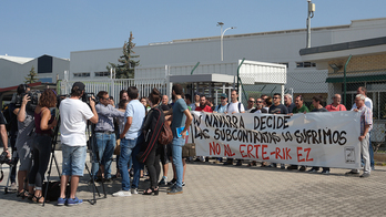 Representantes sindicales del cinturón solidario de las empresas subcontratadas de Volkswagen se han concentrado en Landaben. (LAB)