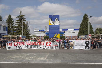 Concentración en Gasteiz tras el fallecimiento de un trabajador en la planta de Michelín. (Endika PORTILLO / FOKU)