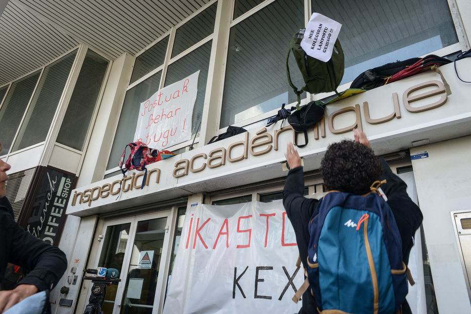 Les professeurs de Seaska ont déposé leurs sacs devant le rectorat en signe de protestation. © Isabelle Miquelestorena
