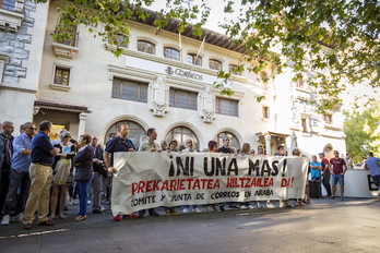 Protesta ante la sede de Correos de Gasteiz. (Endika PORTILLO / FOKU)