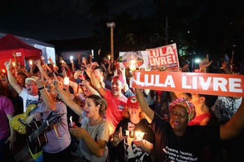 Seguidores de Lula exigen su liberación mientras aguardaban la decisión del Tribunal Supremo Electoral. (Heuler ANDREY/AFP)