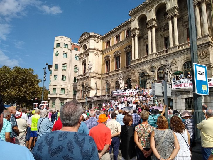 Movilización de pensionistas frente al Consistorio bilbaino. (@EHBILDUBILBO)