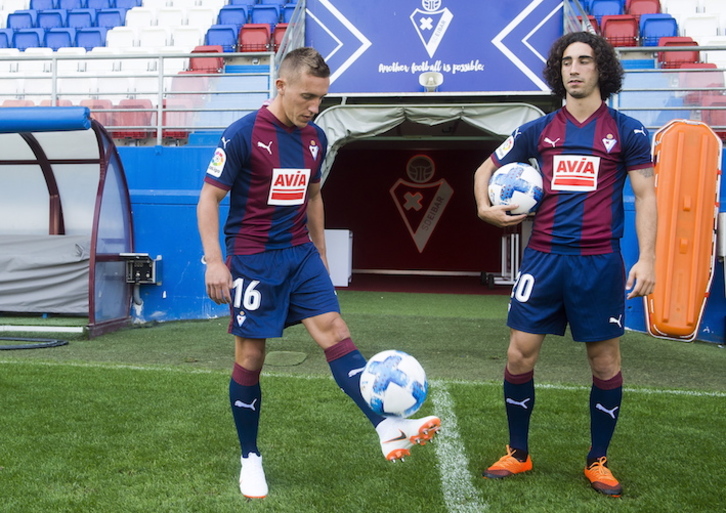 De Blasis y Cucurella, en su presentación en Ipurua. (Luis JAUREGIALTZO/FOKU)