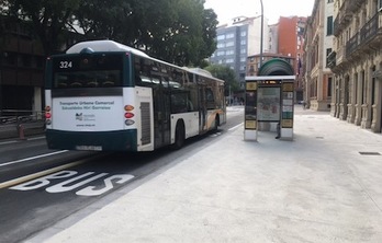 Villavesa junto al edificio del Parlamento. (IRUINDARRA)