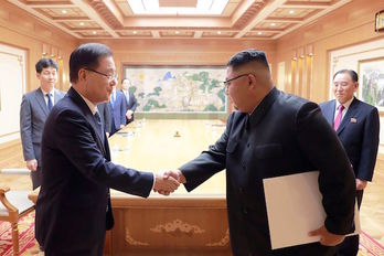 Apretón de manos entre el representante del Gobierno de Seúl y el líder de Corea del Norte. (AFP)