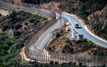 Un tramo de valla fronteriza en Ceuta. (FADEL SENNA / AFP)