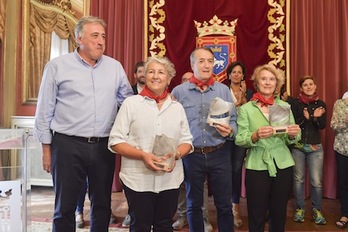 Asiron, junto a los tres precursores del aborto en Nafarroa galardonados con el Iruñeko Zapia. (Idoia ZABALETA/FOKU)