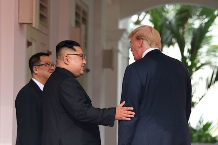 Kim Jong-Un y Donald Trump, durante su reunión en Singapur el pasado mes de junio. (Saul LOEB/AFP)