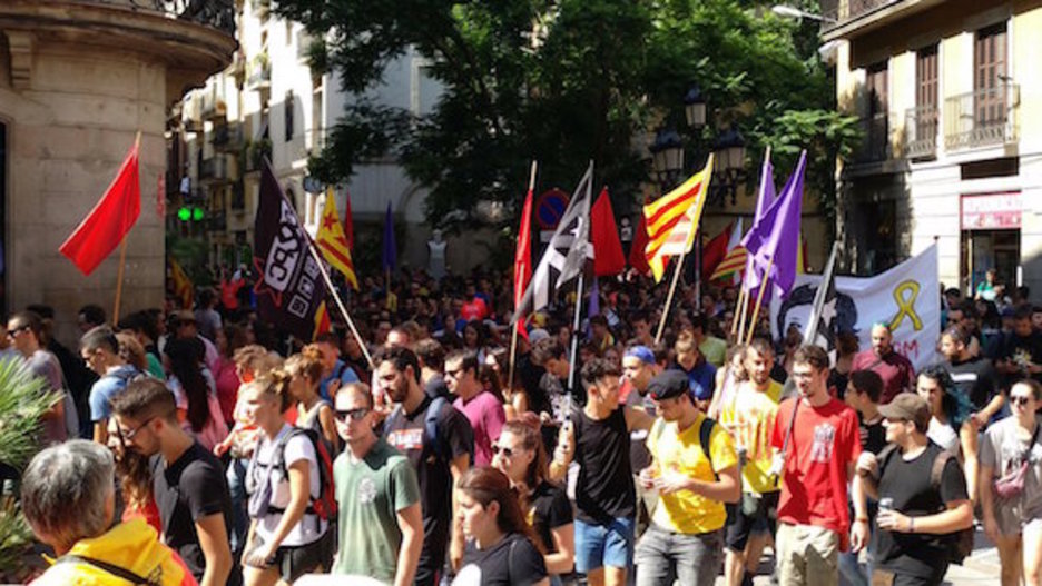 Miles de jóvenes, convocados por Arran, se han manifestado a favor de la República catalana. (@Arran_jovent)