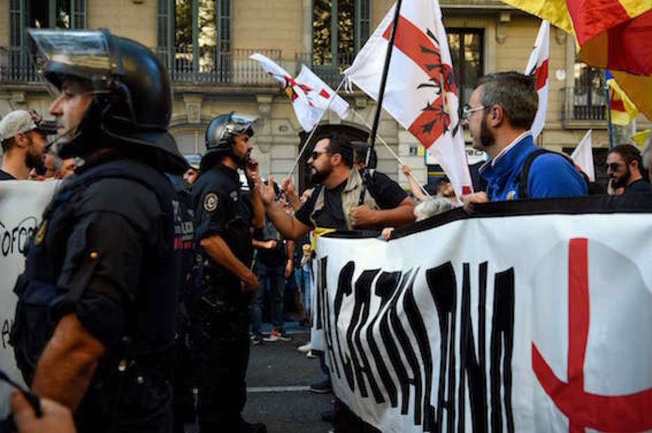 Algunos ultraderechistas han provocado momentos de tensión, que no han ido a mayores. (Josep LAGO/AFP)