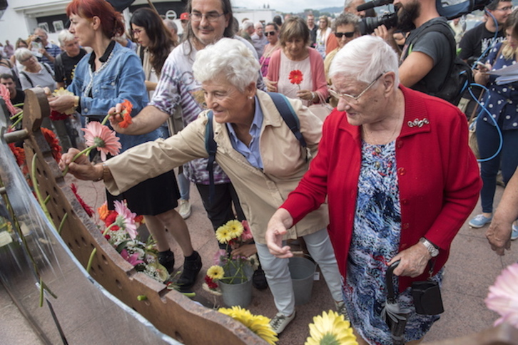 Ofrenda floral en Donostia a las víctimas del franquismo. (Juan Carlos RUIZ / FOKU)