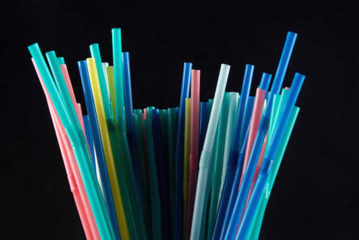 Las pajitas están en la lista de utensilios de plástico que serán prohibidos. (OLIVIER MORIN / AFP)
