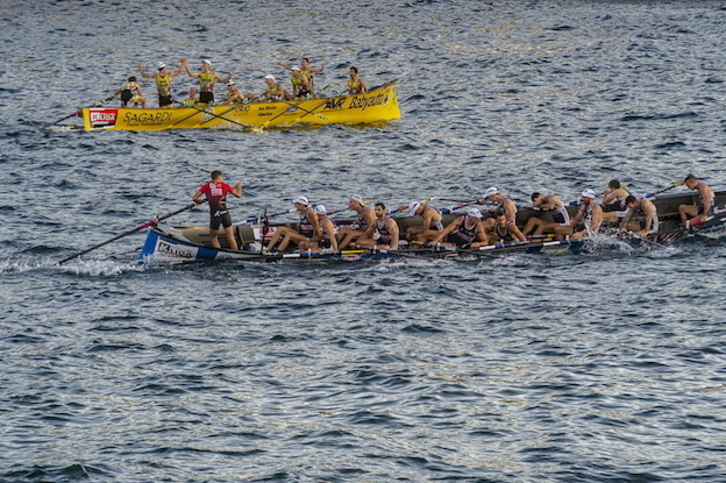 Orio celebra su victoria en Bermeo, con Urdaibai en primer plano. (Jaizki FONTANEDA / FOKU)