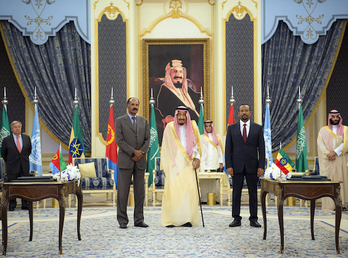 Los máximos mandatarios de Eritrea y Etiopía, con el rey saudí en el centro. (Bandar AL-JALOUD/AFP)