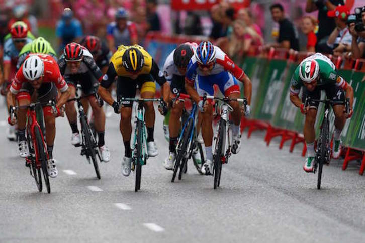Último esprint de la Vuelta, que ha ganado Viviani. (Benjamin CREMEL/AFP)