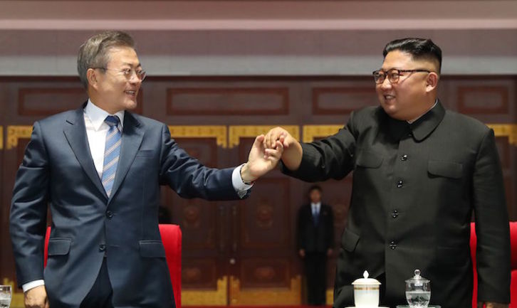 El líder norcoreano, Kim Jong-Un, y el presidente surcoreano, Moon Jae In, durante su encuentro en Pyongyang. (AFP)