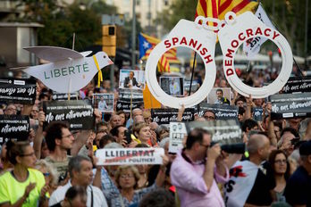 Miles de personas se han congregado frente a la Conselleria de Economía. (Josep LAGO/AFP)