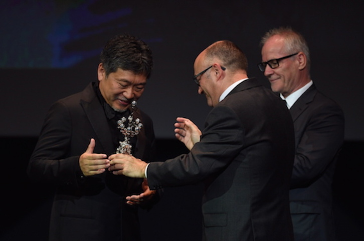 Koreeda ha recibido el premio a manos de Rebordinos. (Jon URBE/FOKU)