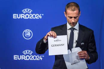 El presidente de la UEFA, Aleksander Ceferin, desvela el nombre del ganador. (FABRICE COFFRINI / AFP)