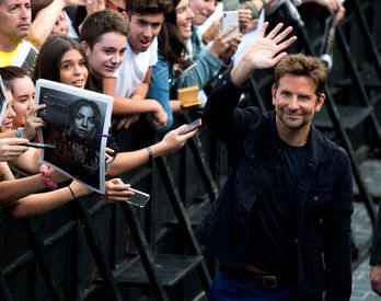 Bradley Cooper saluda a los medios gráficos y a sus seguidores en las terrazas del Kursal. (Ander GILLENEA/FOKU)