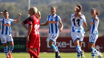 Las jugadoras txuri-urdin celebran un gol. (@RealSociedad)