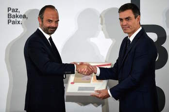 El presidente del Gobierno español, Pedro Sánchez, y el primer ministro francés, Edouard Philippe, han escenificado con un acto en Madrid el fin de ETA. (Oscar DEL POZO / AFP)