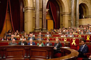 Imagen del pleno de hoy en el Parlament. (Josep LAGO/AFP)