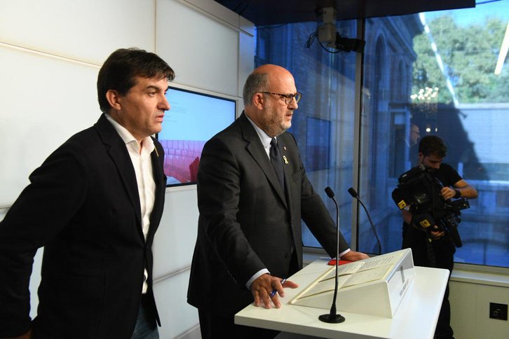 El presidente del grupo de ERC, Sergi Sabrià, y el portavoz adjunto de JxCat, Eduard Pujol, han comparecido en rueda de prensa. (@JuntsXCat)
