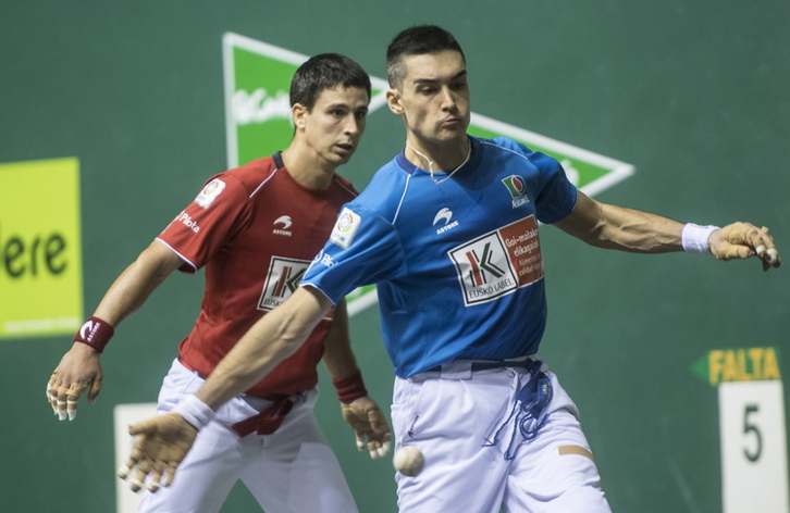 Victor Esteban pilota astintzen (Jagoba MANTEROLA / FOKU)