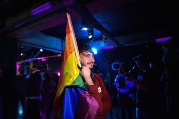 Un miembro del colectivo LGBT, emocionado tras saberse los resultados. (Daniel MIHAILESCU/FOKU)